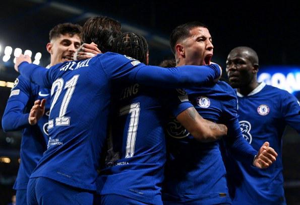 边后卫内收 边后卫内收